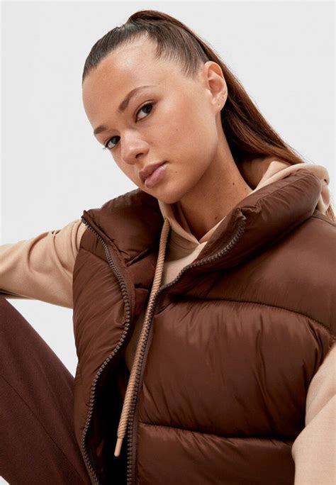 Жилет утепленный Stradivarius, цвет: коричневый, IX001XW015UK — купить ...