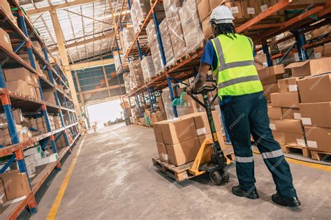 El personal del almacén carga el paquete en movimiento para la entrega