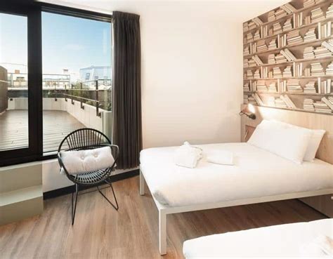 3 BEST and COOLEST Hostels in Paris 2021 (Solo-Travel + Map)