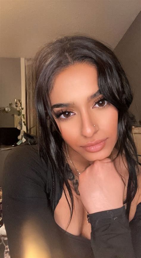 Drop a kiss emoji if you find me attractive 💋 : r/Faces