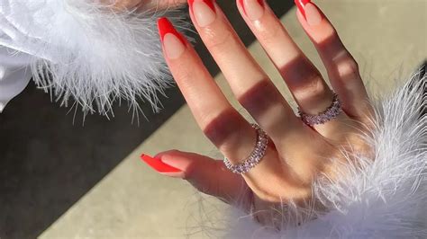 trend alert modele unghii french pe rosu pentru toamna