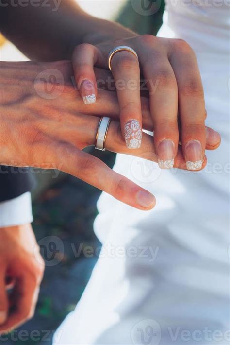 wedding couple holds hands 10467886 Stock Photo at Vecteezy