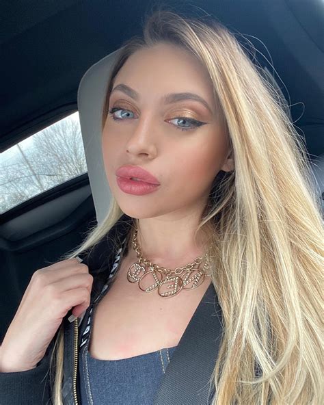 Musa do OnlyFans, torcedora faz topless em estádio a pedido de jogador