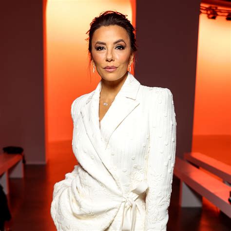 Eva Longoria llega con una falda roja y sandalias de tacón altísimo al