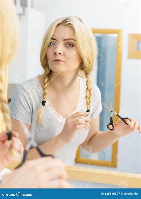 Why cutting blonde bangs is the fastest way to change your look 7