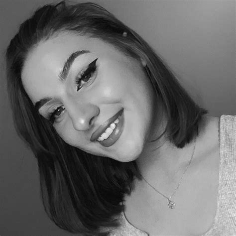 Nyomi Kvapilik – Medium