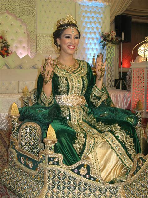 Morocco | Beautiful Arabian women on het wedding day wearing
