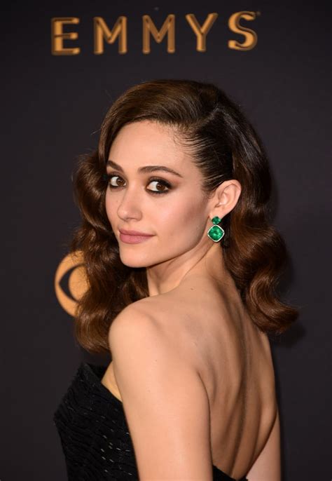 7 Makeup dan Gaya Rambut Terbaik Di Emmy Awards 2017