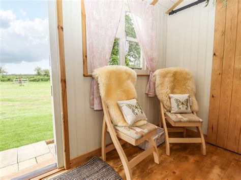 Honeybee Lodge, Woodhall Spa - Dog Friendly Holiday Cottage in East Anglia