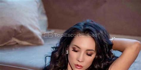 Monica Bella - Luxury figure, baby-face nymph. Heels, lingerie, kisses.
