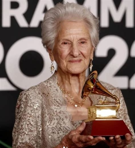 La mujer que ganó un Grammy a los 95 tocaba la guitarra escondida y