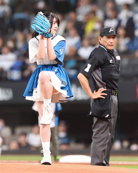 【日本ハム】声優の進藤あまね始球式 登板前に「心臓飛び出そう…」と投稿も見事に大役務める - プロ野球写真ニュース : 日刊スポーツ