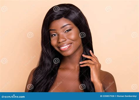 Foto De Uma Mulher Nua Escura Brilhante E Escura Sorrindo Cabelo Branco 