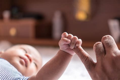 Why do Newborn Babies Startle? The Moro Reflex - Baby Chick
