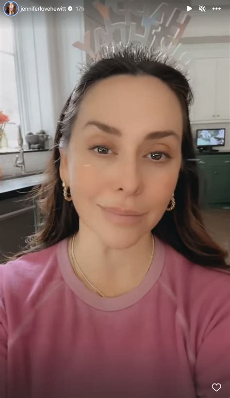 Jennifer Love Hewitt goes makeup-free for 44th birthday