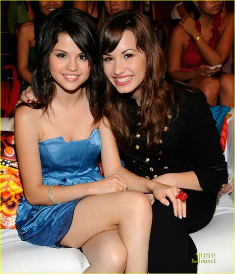 Miley & Selena Get Friendly At Teen Choice Awards: Photo 1316071 ...