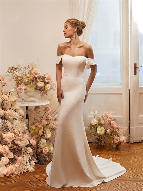 Sleek wedding gowns | Beachweddingtips.com