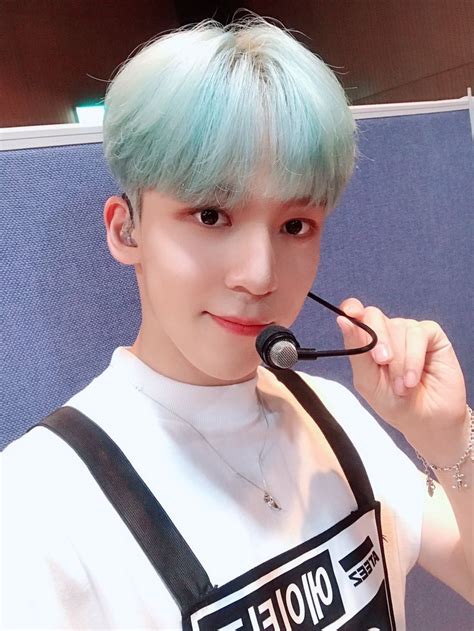 ATEEZ(에이티즈) on Twitter: "[#윤호] 웨이브 첫 방송 리허설 전에 찍은 사진~~💪💪 #ATEEZ #에이티즈 ...