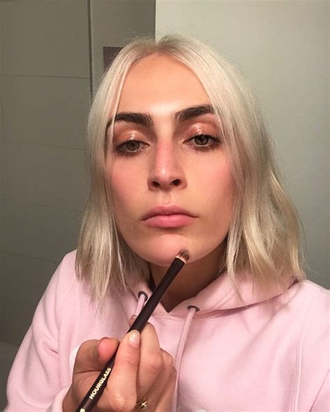 how to cover up a pimple 1