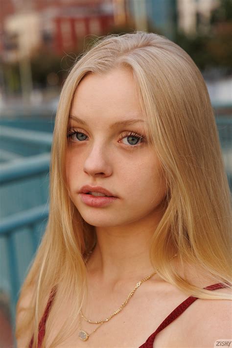 Kylie Shay Walking In Memphis - Zishy