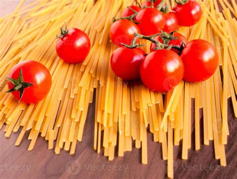 Spaghetti and cherry tomato 23012907 Stock Photo at Vecteezy