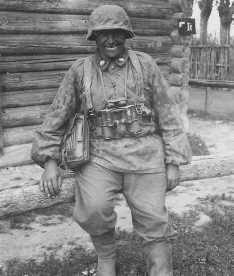 Неизвестный младший офицер дивизии СС «Тотенкопф» летом 1941 года ...