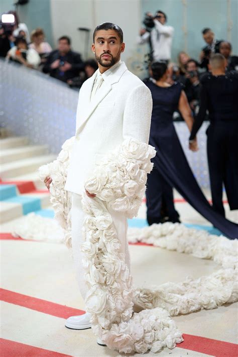 星造型｜坏兔子Bad Bunny化身白玫瑰忧郁骑士出席Met Gala……|白玫瑰|骑士|化身_新浪新闻