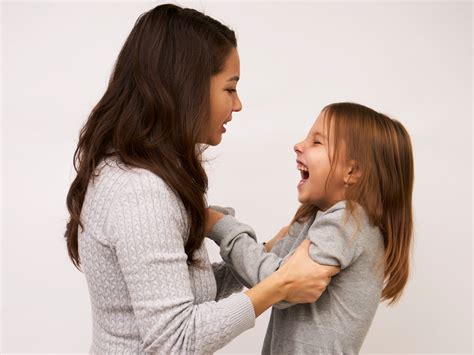 Mama krzyczy i szarpie dziecko? „Trzeba reagować” – mówią eksperci i