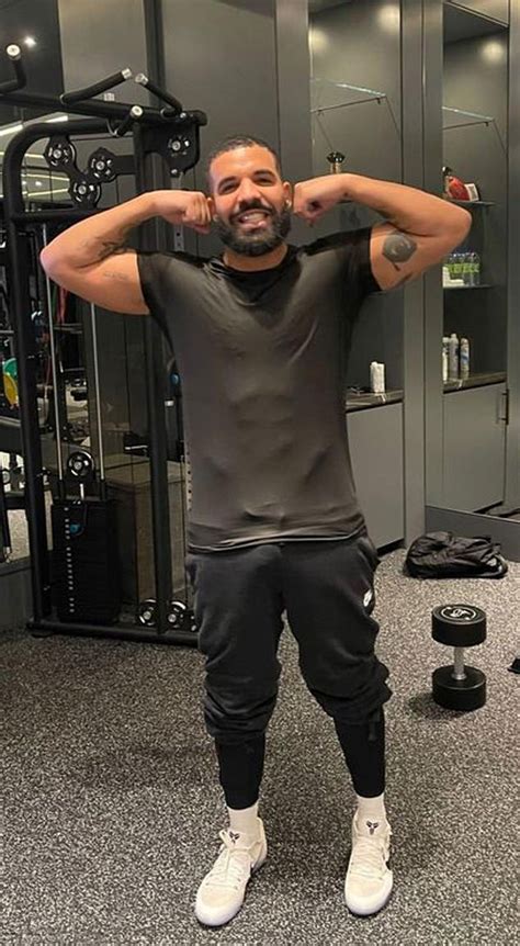 Drake Looks Fit And Healthy In Post-Surgery Photo But Fans Can't Stop