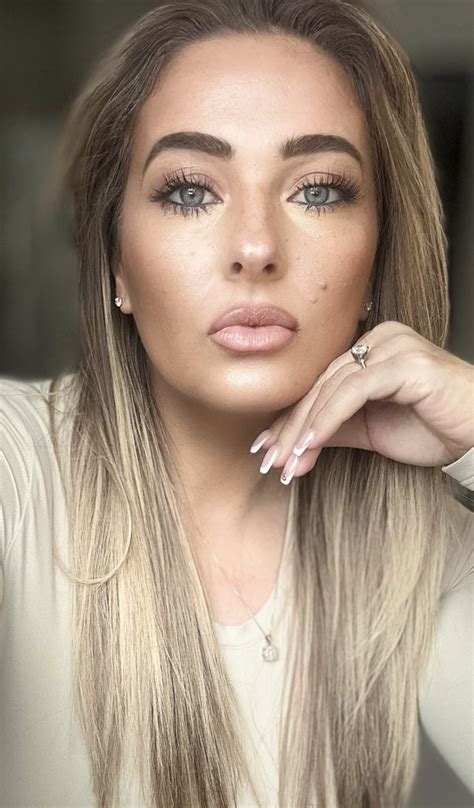 Lindsey Lee - Lindsey Lee added a new photo.