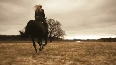 mujer usa caballo  trabajar en uber eats  es viral