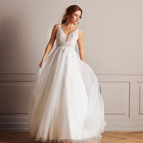 Lilly wedding dress | Beachweddingtips.com