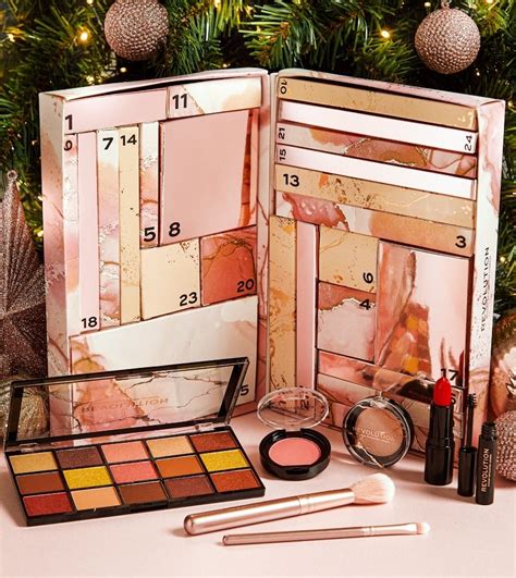 Адвент-календарь Makeup Revolution Набор с косметикой 25 предметов | отзывы