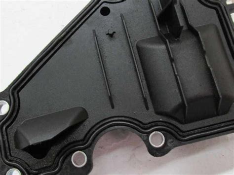 Снятие маслоотделителя системы вентиляции картера в автомобиле Ford Focus 2