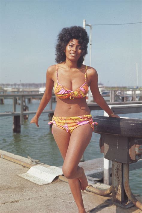 Pam Grier In a bathing suit 1971 : r/OldSchoolCool