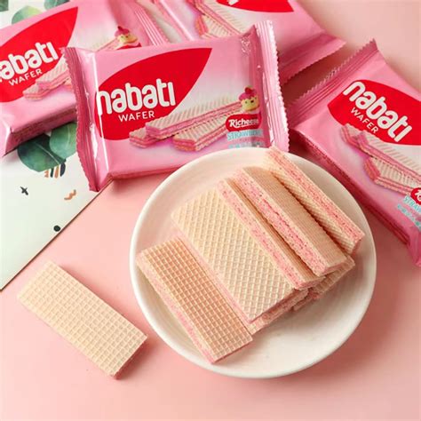 richeese nabati strawberry cheese cake cream wafer  umall
