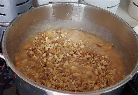 Домашният Сникърс на баба! Тъкмо направи една доза и трябва да забърка ...