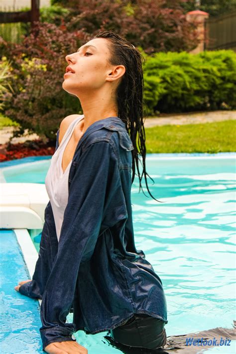 Wetlook girl in jeans gets wet in the pool : r/WetlookGirls