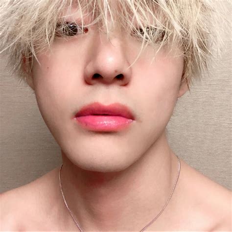 Just what is it that makes BTS V's face so perfect? Take a look at ...