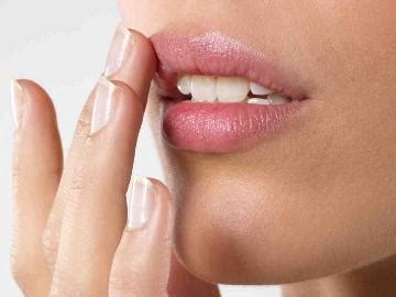 К чему чешутся губы: верхняя и нижняя – значение приметы