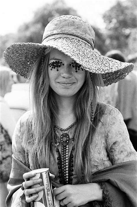 Stunning photos depicting the rebellious fashion at Woodstock, 1969