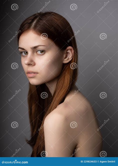 Hombros Desnudos De Mujer Piel Clara Apariencia Atractiva Posando Fondo