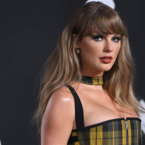 Ariel Winter Suffers Wardrobe Malfunction in New Video - Parade