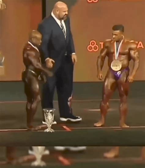 Brian Shaw next to Bodybuilders : r/AbsoluteUnits