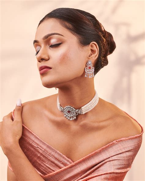 Pearl Choker in 2025 | Model photography, Pearl jewelry design, Gold