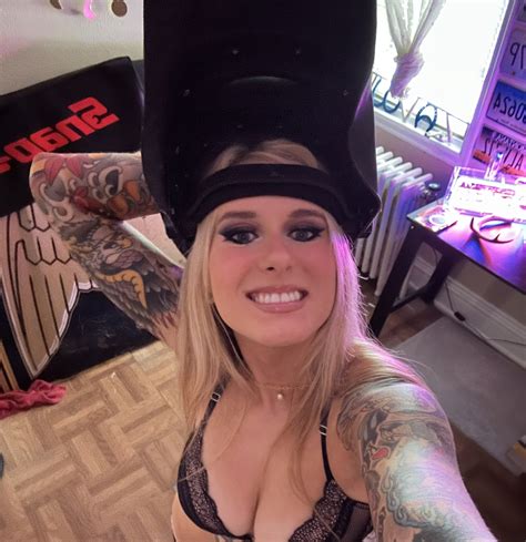 Alexis XJ - How do i look my fans in this morning ️ ️ ️ | Facebook