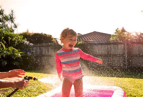 10 brincadeiras criativas com água para as crianças curtirem o verão ...