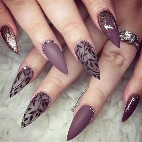 Uñas Moradas Con Negro 2019