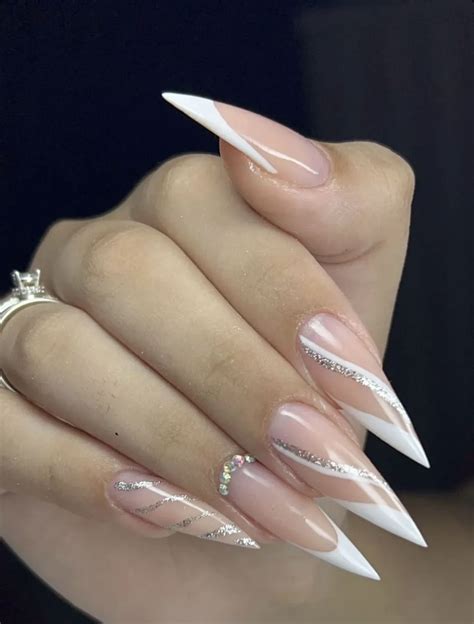 Inspiração De Unha Stiletto - Unha branca estilete | Unha stiletto branca, Ideias de unhas stiletto