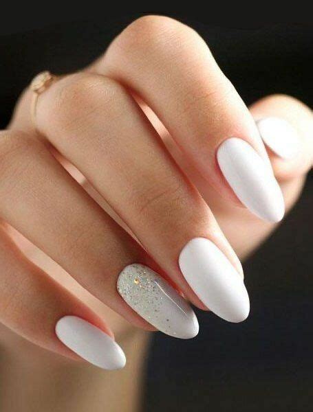 Элитный маникюр – топ-4 роскошных оттенка | White acrylic nails, White ...